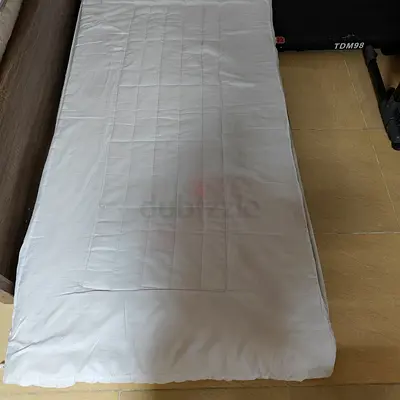 Single mattress topper / mattress protector - lightly used