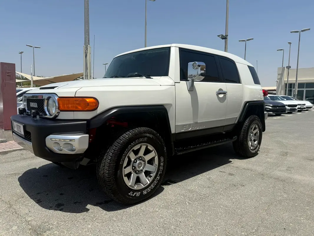 Toyota FJ Cruiser 2013 — photo 1 of 12