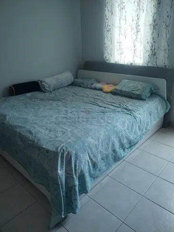 King size bed with 2 drawer and headboard in good condition