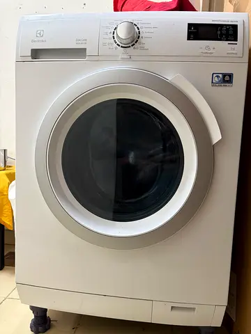 Electrolux 8kg front load washing machine - hot and cold