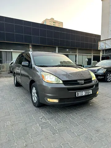 للبيع تويوتا سيينا 2004 بحالة ممتازة