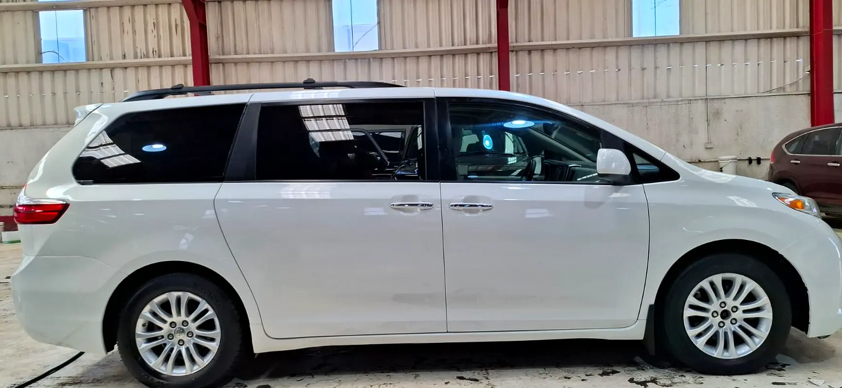 Toyota Sienna 2015 — photo 1 of 10