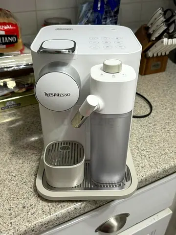 Delonghi Nespresso Gran Lattissima , Capsule Coffee Machine, Automatic frothed milk White.