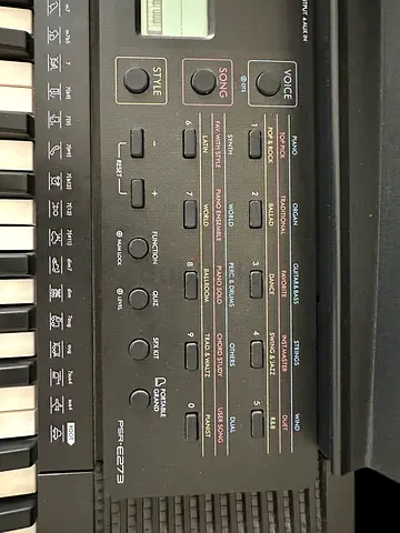 Yamaha Psr-E273 61 keys Portable Keyboard with Pa 130 Adaptor - Excellent Condition