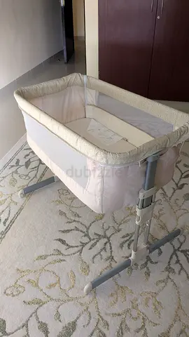 Lightweight bedside bassinet / newborn cradle in cream — good condition