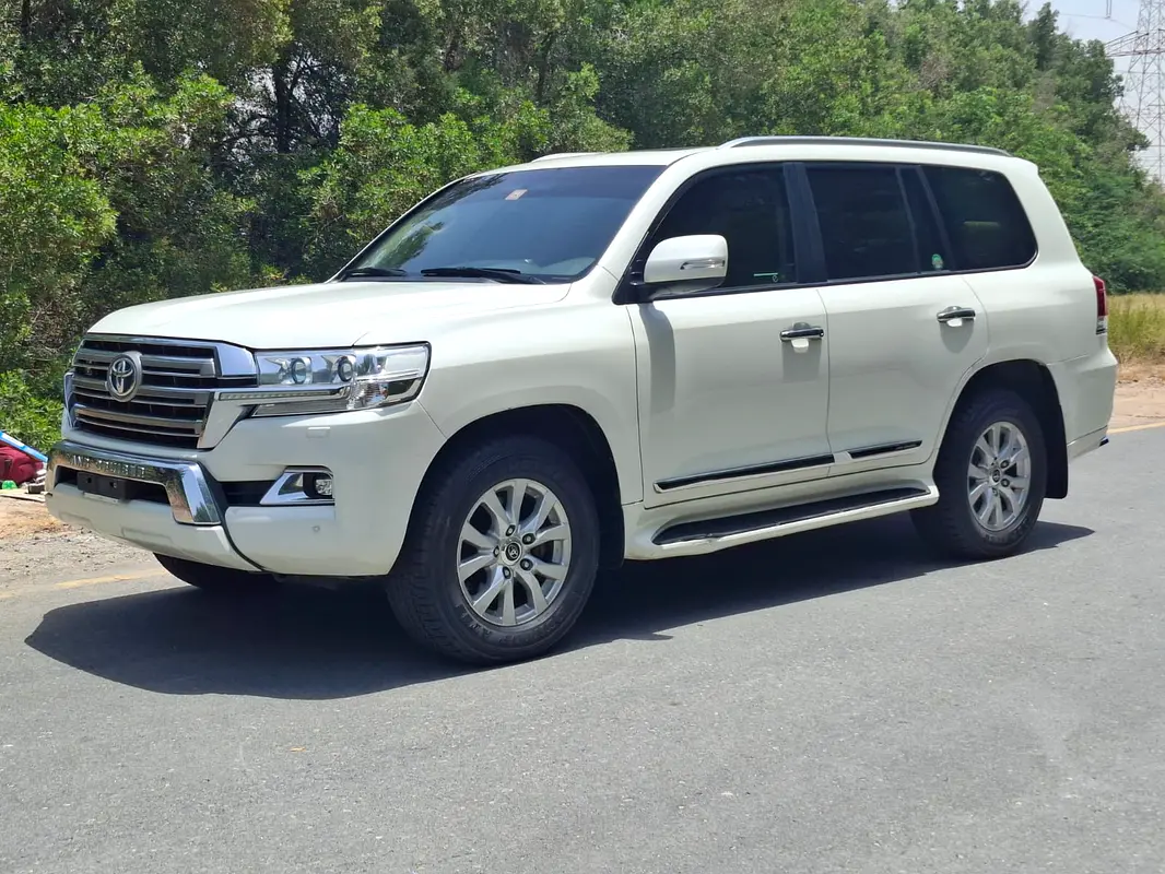 Toyota Land Cruiser 2017 — photo 1 of 13