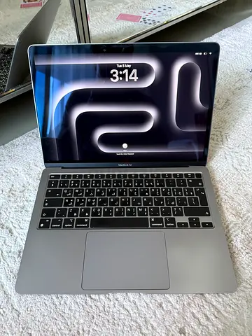 MacBook Air M1 13 inch 256GB (Arabic and English)