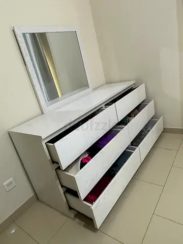 White 6-Drawer Chest / Dresser in Good Condition