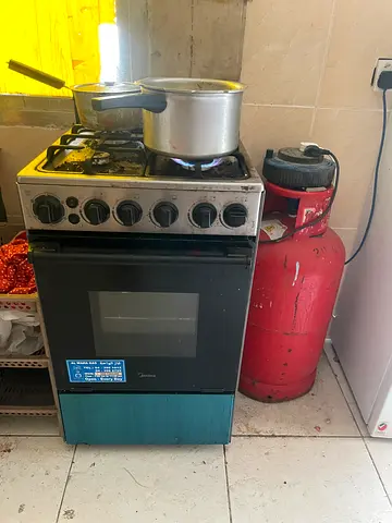 Gas cooking range with cylinder