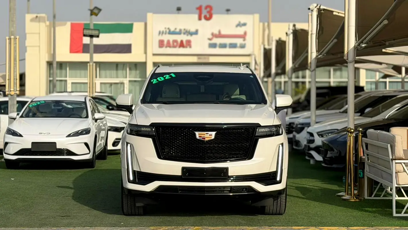 Cadillac Escalade 2021 — photo 1 of 16