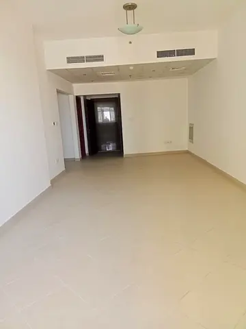 🛏️ غرفتين ماستر 🛋️ صالة كبيرة ومريحة 🌅 بلكونة بإطلالة مفتوحة 🚿 3 حمامات 📐 موزع كبير 🧹 غرفة خادمة 🗄️ خزائن حائط ❄️ تكييف مركزي لجميع الغرف 🏢 بر