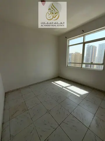 للإيجار في الشارقة – المجاز 3 | شقة غرفة وصالة تحفة بإطلالة مفتوحة من جميع زوايا الشقة | 2 حمام + صيانة مجانية | الدفع على 4 أو 6 دفعات | السعر 35 ألف