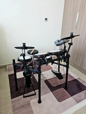 Alesis Nitro Max Electronic Drum Kit with Module and Cymbals - Excellent Condition