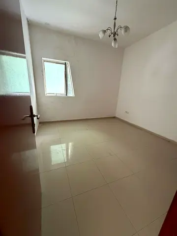 🏡 غرفة وصالة 🌅 بلكونة 🚿 حمام 🍽️ مطبخ واسع 🗄️ خزائن حائط 🅿️ بركن ترابي متوفر ❄️ تكييف مركزي مجاني على المالك 🏢 بناية نظيفة وعائلية