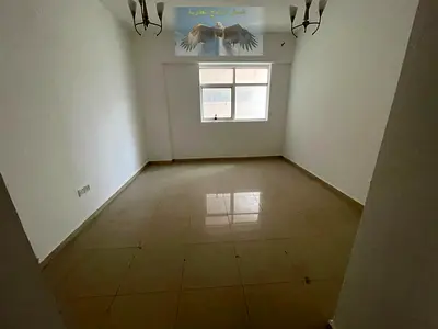 شقة للإيجار السنوي في القاسمية بالقرب من كورنيش المجاز وحديقة الاتحاد ومسجد النورتكييف مركزي غاز مركزي بناية عائلية هادئة تشطيب مرتب إنارة طبيعية ممتا