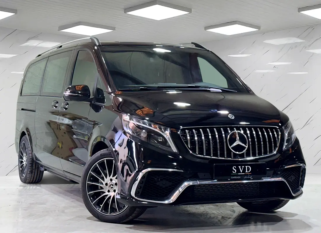 Mercedes-Benz V-Class 2023 — photo 1 of 11