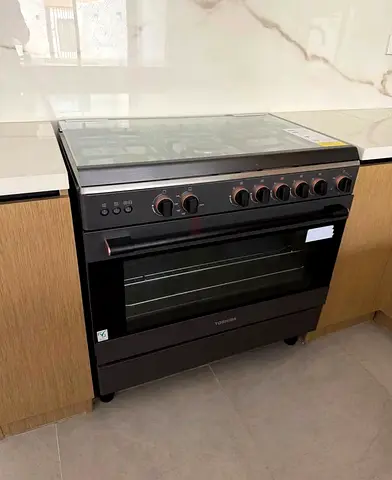 Toshiba Free-Standing Gas Range with Oven - Good Condition