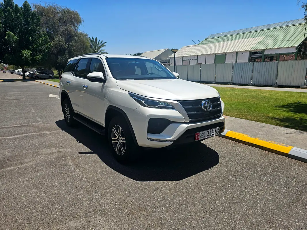 Toyota Fortuner 2022 — photo 1 of 17