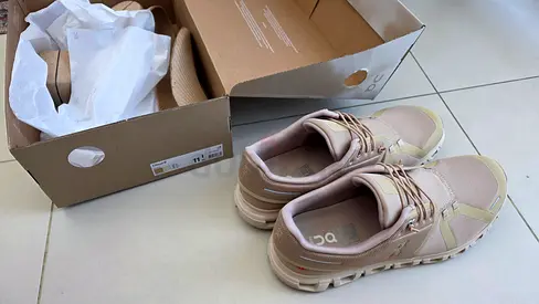 On cloud 6 shoe latest colour Sand/ Chai Size 45. Brand New.