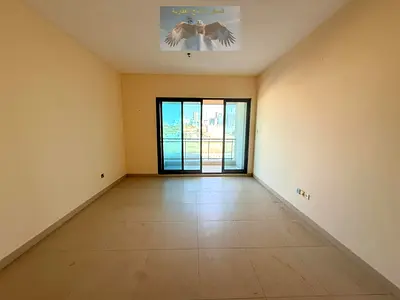 شقة للايجار ثلاث غرف وصالة مع شاطئ خاص وتراسين و تكييف مجاني وغرفة خادمة مع جيم ومسبح وكيدز ايريا