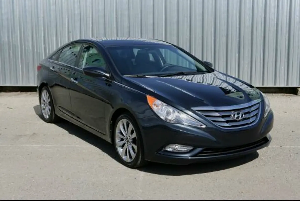 Hyundai Sonata 2011 — photo 1 of 2