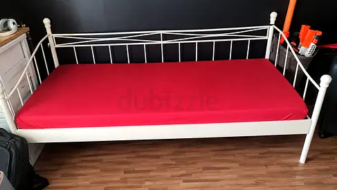 Metallic single bed