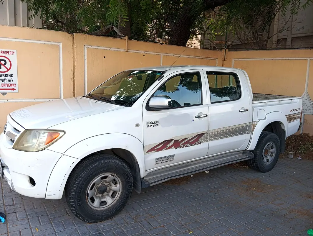 Toyota Hilux 2008 — photo 1 of 6