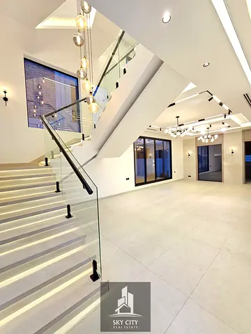 تقدم هذه الفيلا الاستثنائية تجربة سكنية فريدة تجمع بين التصميم المعماري الحديث والتشطيبات الفاخرة التي تعتني بأدق التفاصيل. إنها الخيار المثالي للعائلات التي تبحث عن الراحة، الخصوصية، والتميز.