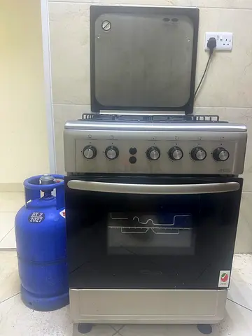 Used freestanding gas cooker with oven and 4 burners (good working condition) with gas cylinder