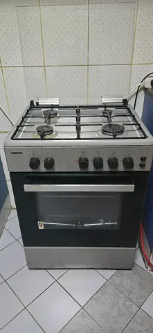 Used freestanding gas cooker with oven - good working condition