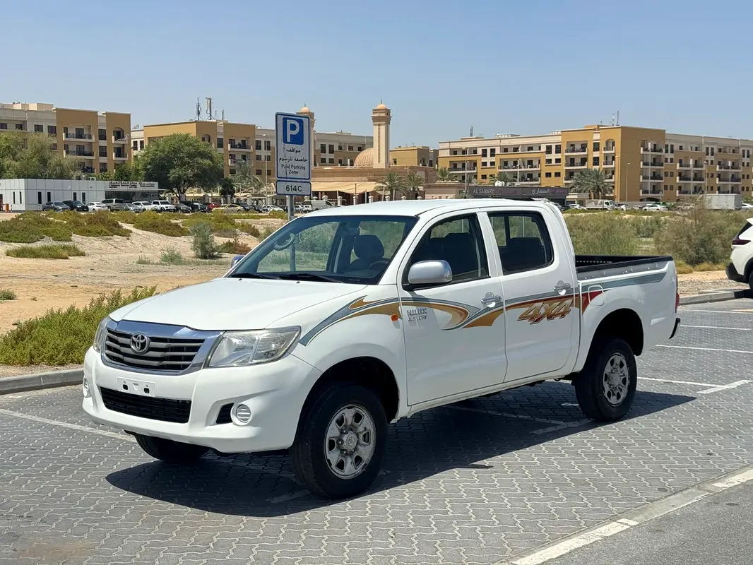 Toyota Hilux 2013 — photo 1 of 12