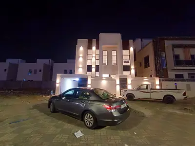 For rent in Al-Haliyo 2, Service Street: a villa with 5 bedrooms, a majlis (formal sitting room), a living room, and a maid's room.