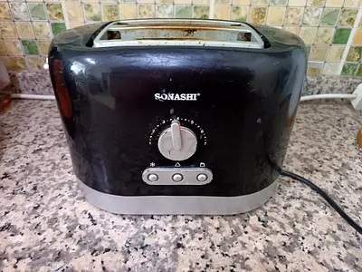 Sonashi 2-Slice Black and Silver Toaster