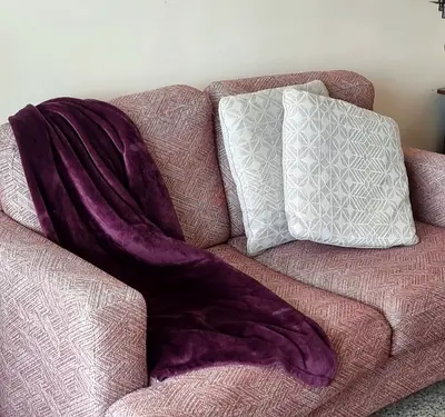 Two-seater Fabric Sofa in Light Mauve كنبة كرسيين لشخصين مريحة نظيفة استعمال بنت ممتازة