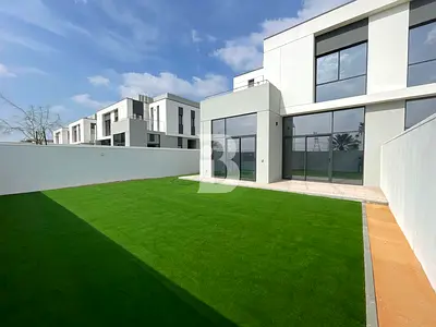 Landscaped Bright with Maids | Close to Park