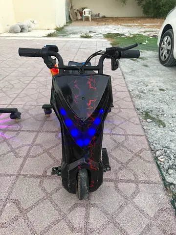 Used electric/kick scooter with BLUETOOTH SPEAKER  LED lights - FLOURACENT COLOUR