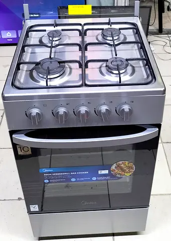 Gas cooker with 4 burners and oven — stainless steel, good condition
