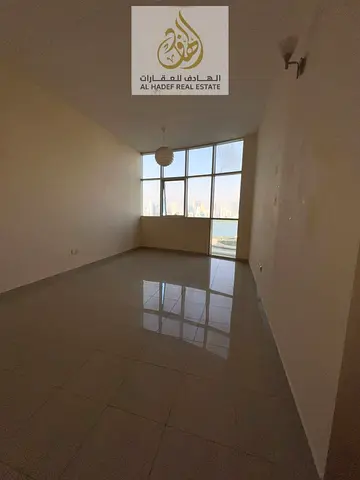 للإيجار في الشارقة – المجاز 3 | شقة 4 غرف وصالة بإطلالة بحرية مباشرة | باركن مجاني | الدفع على 4 أو 6 دفعات | السعر 76 ألف سنويًا | شقة عائلية بمساحات