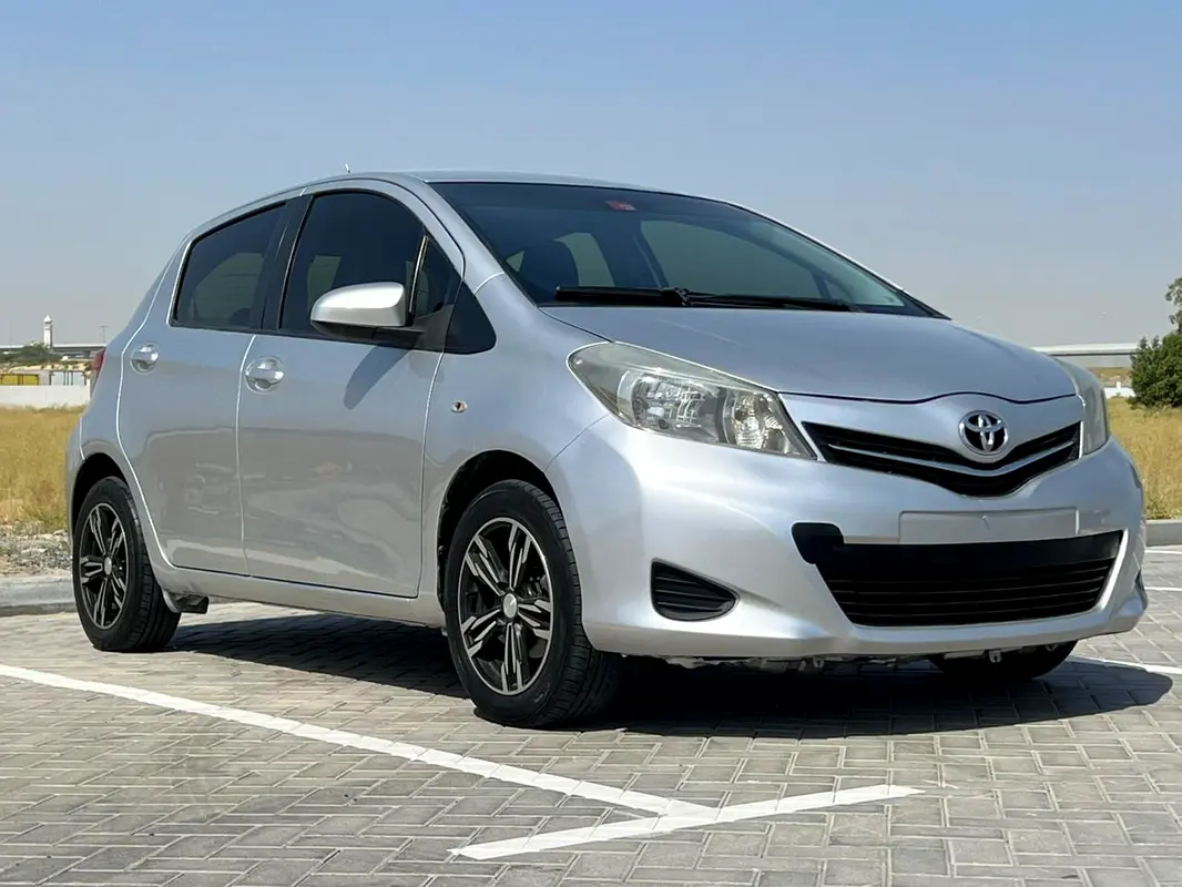 Toyota Yaris 2014 — photo 1 of 9