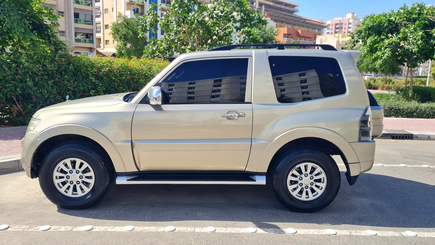 Mitsubishi Pajero 2013 — photo 1 of 20