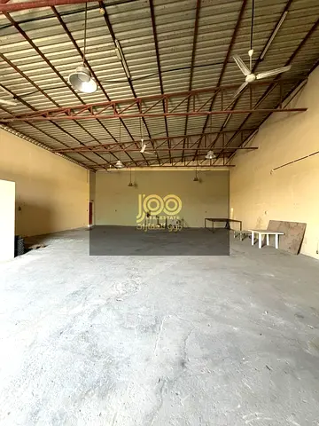 Available for all commercial and industrial activities. Office located inside the warehouse. Electricity: 13
