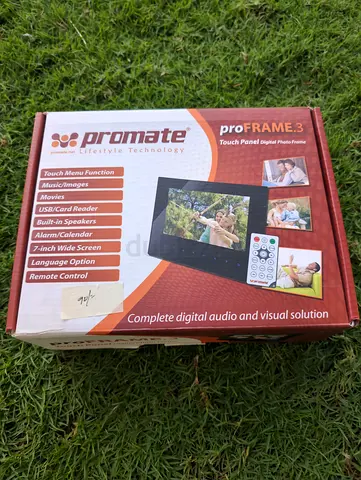 Promate proFRAME.3 digital photo frame featuring a 7-inch touchscreen and included remote control