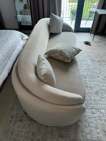 Luxury Curved Cream Sofa – Excellent Condition