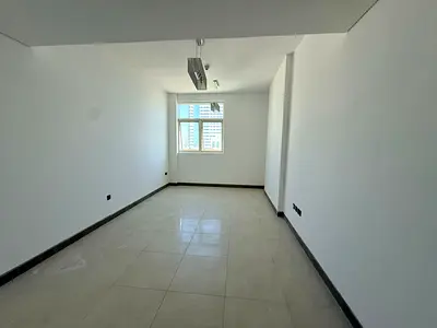 غرفتين وصالة اول ساكن مع باركينغ  وجيم ومسبح  خزائن في الحائط جميع الغرف ماستر