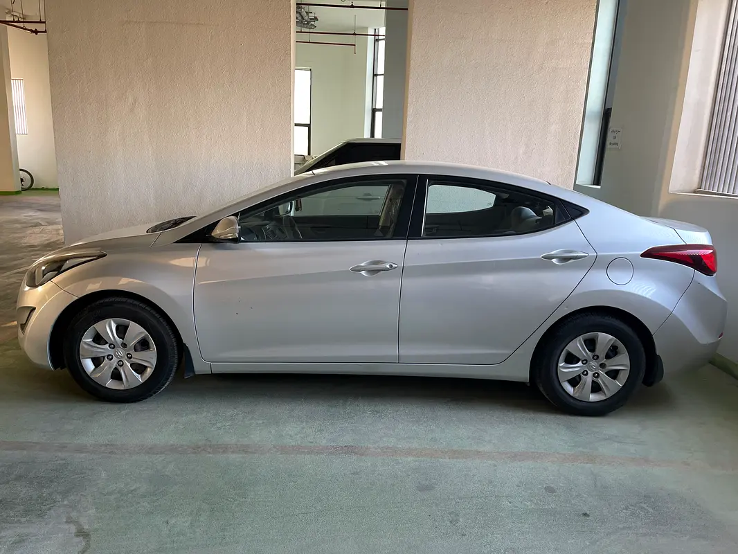 Hyundai Elantra 2015 — photo 1 of 9