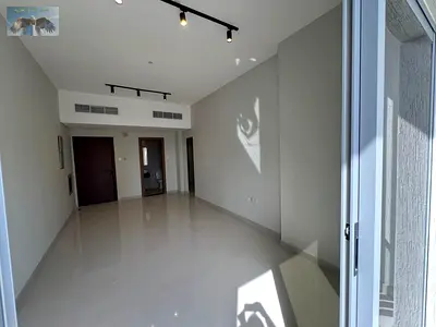 اول ساكن شهر مجاني باركن مجاني  ثلاث غرف وصاله مع ثلاث حمامات تشطيبات سوبر ديلوكس خزائن بالحائط
