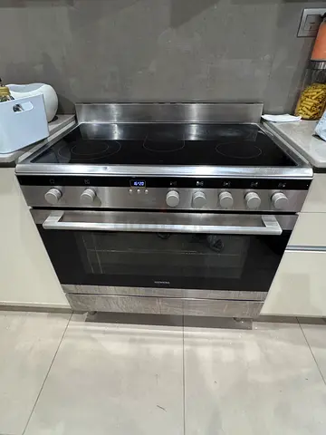 Siemens Electric Range with Ceramic Hob and Oven - Good Condition