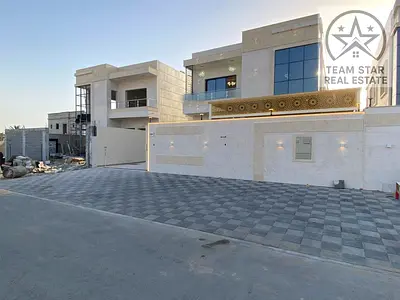 Villa for rent in Al HOLEW area, consisting of five master bedrooms, a majlis, a living room, and a maid's room