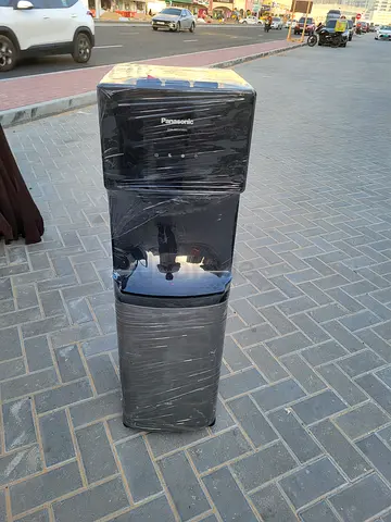 Bottom load water dispenser