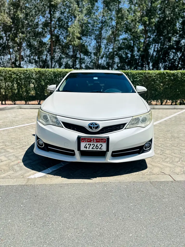 Toyota Camry 2013 — photo 1 of 8